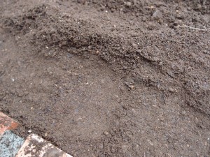 溝を掘る前に土を固める